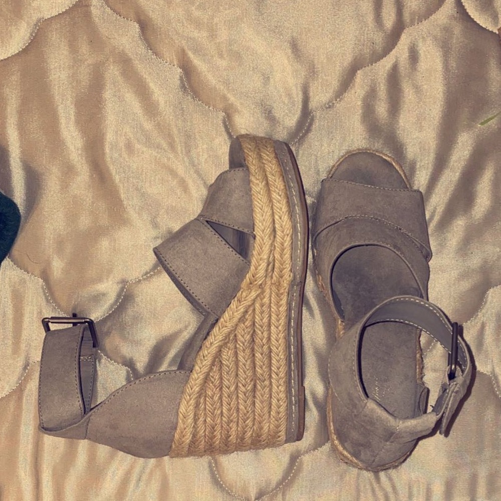 super cute universal thread lace up wedges